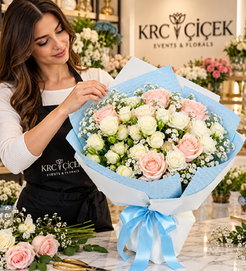 mavi beyaz gül buketi, modern çiçek aranjmanı, krc çiçekleri